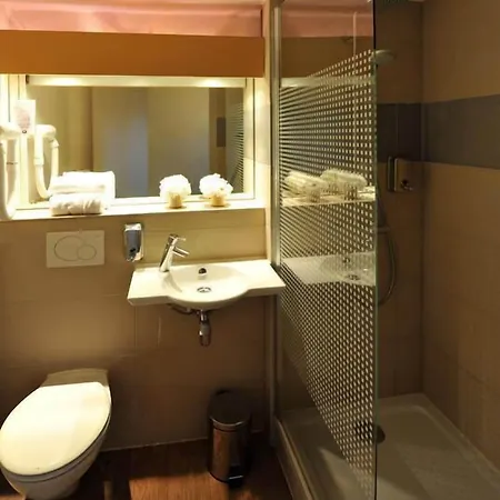Hotel The Originals Annemasse Sud - Porte De Geneve
